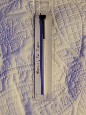 Elf Blending Eye Brush in White with Black Bristles